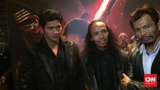 Pemeran Star Wars: Force Awakens asal Indonesia: Iko Uwais, Yayan Ruhian dan Cecep Arif Rahman, saat gala premiere di Jakarta (15/12).