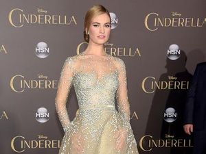 Jadi Model Parfum Terbaru Burberry, Lily James Awalnya Ketakutan Jadi Model Parfum Terbaru Burberry, Lily James Awalnya Ketakutan