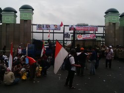 Desak Setya Novanto Mundur, Demonstran di DPR Bawa Poster Nikita Mirzani