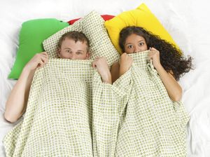 Percaya Nggak Percaya, Ini 4 Pengaruh Cuaca Dingin Saat Bercinta