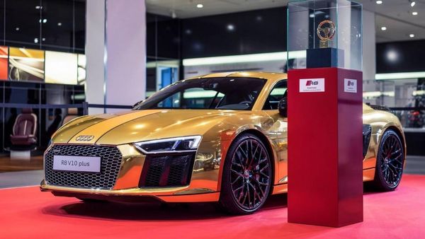 Audi R8 Berkilauan Emas