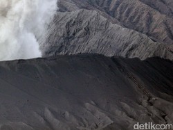 Anak Tangga Menuju Puncak Gunung Bromo itu Tak Lagi Berwarna Kuning