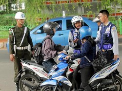 TNI Turun Tangan Tertibkan Pemotor Lawan Arus di Kalibata