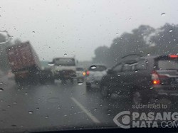 Peti Kemas Terlepas dari Truk di Tol Jakarta-Cikampek, Bikin Macet Hingga 13 Km