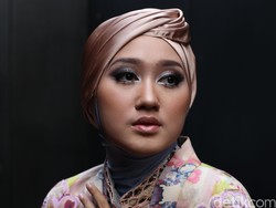 Tidak Warna-warni, Ini Tips Berbusana Saat Umrah dari Dian Pelangi