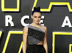 Chloe & Roland Mouret, Gaun Indah Daisy Ridley si Bintang Star Wars Terbaru