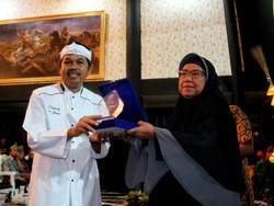 Pemkab Purwakarta Berikan Anugerah Budaya kepada Asep Sunandar