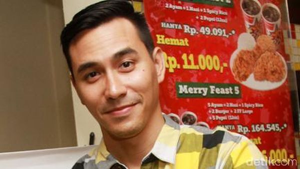 Gaya Darius Berkemeja Kotak-kotak