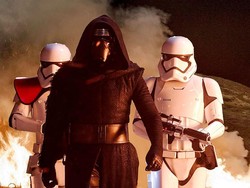 Image Terbaru Star Wars: The Last Jedi Tampilkan Sosok Snoke dan Kylo Ren