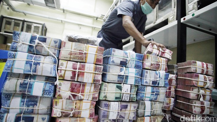 Jelang Natal Kebutuhan Uang Tunai Meningkat Petugas Cash Center BNI menyusun tumpukan duit rupiah untuk didistribusikan ke aneka macam bank di seluruh Indonesia dalam menyanggupi keperluan duit tunai jelang Natal dan Tahun Baru. Kepala Kantor perwakilan Bank Indonesia (BI) Provinsi Papua mengungkapkan jumlah transaksi penarikan duit tunai sudah mulai meningkat dibanding bulan sebelumnya yang sanggup meraih penarikan sekitar Rp1 triliun. Sedangkan untuk Natal dan tahun gres ini secara khusus mereka mempersiapkan Rp3 triliun meskipun sempat diprediksi kebutuhannya menjamah sekitar Rp3,5 triliun. (FOTO: Rachman Haryanto/)