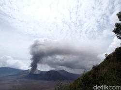 Pos Pantau Pastikan Bromo Tidak Keluarkan Lava Pijar