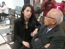 Pelukan Velove Vexia untuk Papa OC Kaligis Jelang Sidang Vonis