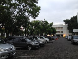 Pengemudi Range Rover Terobos Halaman Setneg Lalu Kabur Usai Tabrak Rambu