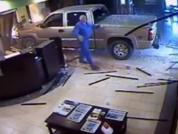 Kesal dengan Tagihan Hotel, Pria Ini Tabrak Lobi Hotel dengan Pikap