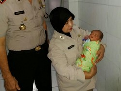 Bayi Mungil Malang ini Menangis Dibuang di Trotoar di Tangerang