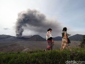Karena Status Bromo, Anak Tangga Dijaga Ketat Saat Kasada