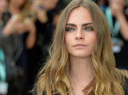 Duh! Paparazi Ambil Foto dari Bawah Rok Cara Delevingne