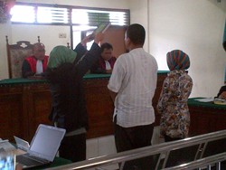 Evie Tamala dan Camelia Malik tak Hadiri Sidang Kasus Aktivis Ronny