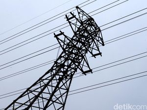 Geger Pria Panjat Tower SUTET di Jakut, Damkar Meluncur Geger Pria Panjat Tower SUTET di Jakut, Damkar Meluncur