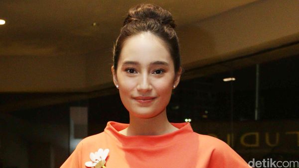 Aih, Cantiknya Tatjana Saphira di Premiere Film Negeri Van Oranje