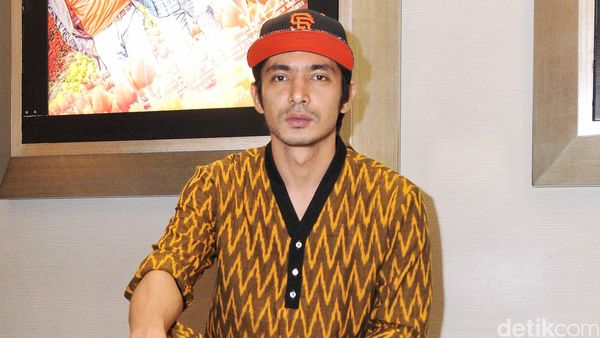 Gaya Abimana Berbaju Tenun di Premiere Film Negeri Van Oranje