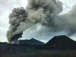Penampakan Bromo Pagi ini, Asap Masih Terus Keluar Tapi Tremor Menurun