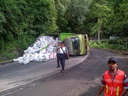 Truk Muat Botol Terguling Timpa Pengendara Motor, Satu Luka