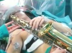 Wah! Pria Ini Mainkan Saksofon Saat Tumor Otaknya Diangkat