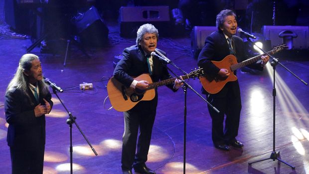 KONSER INDONESIA MENYANYI BIMBO Group band Bimbo tampil pada konser yang diselenggarakan APP-Sinar Mas bersama Lima Dimensi Production (LIDI) di Teater Jakarta, Taman Ismail Marzuki, Jakarta. Kamis (17/12). Konser tersebut juga dimeriahkan oleh penyanyi Vina Panduwinata, Sandhy Sandoro, Maya Hasan, Candil, yang membawakan lagu-lagu hits dari Bimbo. ANTARA FOTO/Nova Wahyudi/ama/15