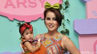 Olla Ramlan Cantik Berbatik, Putrinya Cute dengan Dress Tutu