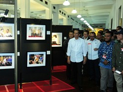 Senyum Jokowi Saat Tengok Pameran Foto Setahun Kerja Jokowi-JK