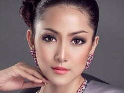 Ups, Miss Myanmar Jatuh di Panggung Miss Universe 2015