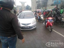 Honda Jazz Terbalik di Tendean, Lalin Macet Parah