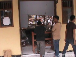 Atap Dua Ruang Kelas SDN di Probolinggo Ambrol, 4 Guru Lolos dari Maut