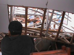 Perpustakaan SMK Negeri 61 Pulau Tidung Roboh, Seorang Guru Terluka