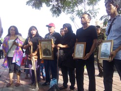 Eksekusi Ditunda, Warga Zeni Mampang Sujud Syukur di TMP Kalibata