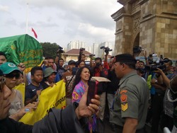 Protes Rumahnya Hendak Digusur, Warga Mampang Mau Bongkar Makam di TMP Kalibata