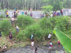 Saksi Mata: Mesin Pesawat Seperti Mati, Lalu Turun Keluarkan Asap