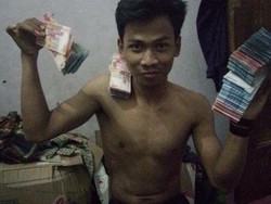 Gembong Perampok Minimarket ini Berpose dengan Uang Hasil Kejahatan