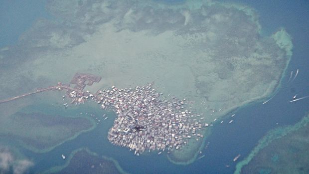 Foto udara permukiman warga di Pulau Bungin, Kecamatan Alas, Sumbawa Besar, Kabupaten Sumbawa, NTB, Sabtu (19/12). Pulau yang memiliki luas luas 8,5 hektar dengan jumlah penduduk 3.400 jiwa tersebut dijuluki pulau terpadat di dunia karena kepadatan penduduknya karena sepanjang pesisir pulau seluruhnya dibangun menjadi tempat tinggal warga, dimana satu rumah dijadikan tempat tinggal 2 hingga 4 kepala keluarga. ANTARA FOTO/Ahmad Subaidi/ama/15.