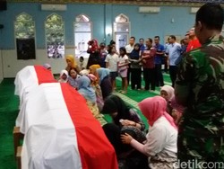 Jenazah Pilot Golden Eagle Letkol Marda Tiba di Madiun Disambut Duka