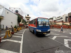 Metromini Mogok di Jaktim, Penumpang Pilih Naik Angkot