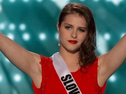 Miss Slovenia Tampil dengan Setengah Wajah Lumpuh di Miss Universe 2015