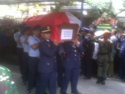 Ratusan Pelayat dan Tembakan Salvo Antar Jenazah Kapten Dwi ke TMP