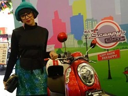 Trik Tampil Stylish untuk Pengendara Motor dari Diana Rikasari