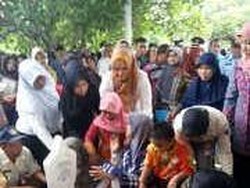 Air Mata dan Haru Rangkulan Istri ke Nisan di Pemakaman Letkol Marda