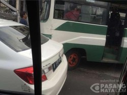 Keluar dari Jalur TransJ, Bruk! Kopaja 57 Tabrak Honda City