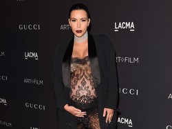 Penampilan Berisiko Selebriti dengan Tren Gaun Transparan Sepanjang 2015