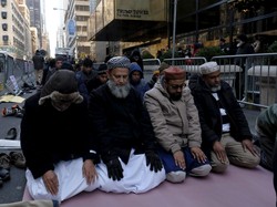 200 Demonstran Kecam Donald Trump, Salat Berjemaah di Luar Trump Tower