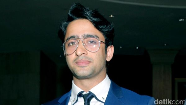 Shaheer Sheikh Gagah Berjas Biru